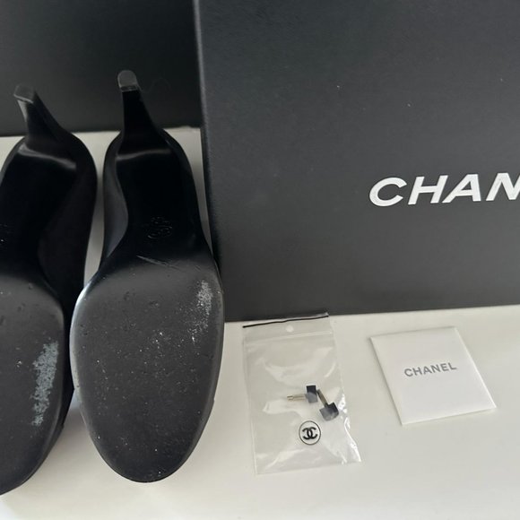 Chanel Classic Leather and Suede Platform Pump - Picture 6 of 6
